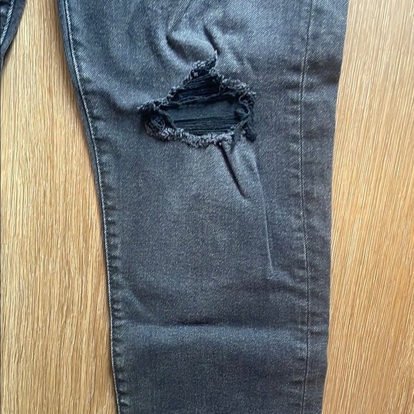 Levi's Black Wedgie Straight Leg Jeans with Knee Rip - Picture 5 of 7